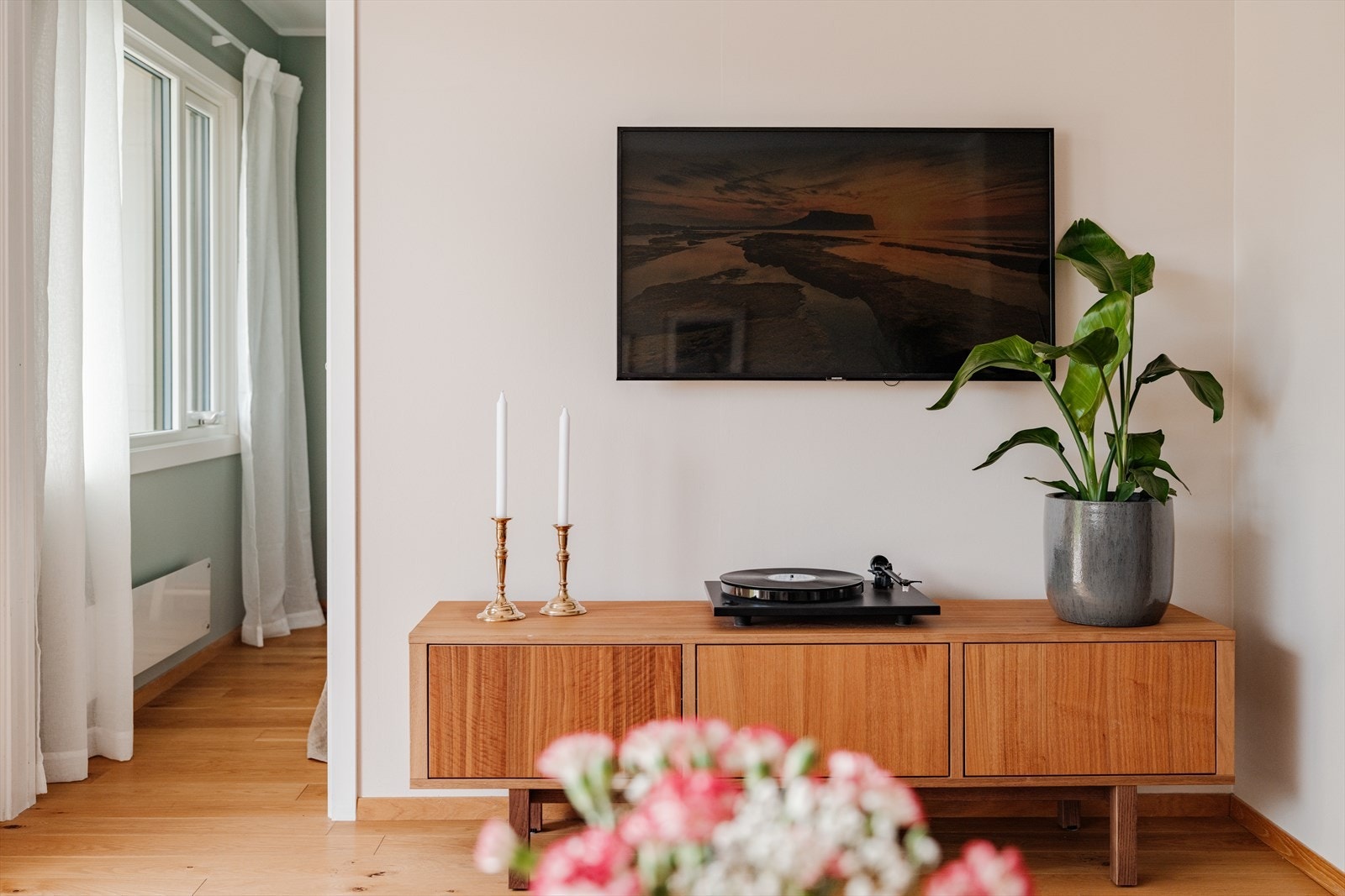 Naturlig plass til TV-benk og TV ovenfor sofagruppen. Galleribilde