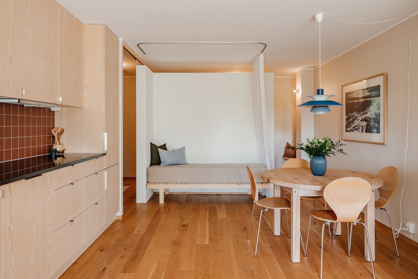 I tillegg til soverommet har arkitekten laget en smart "gjesterom-løsning" i stuen. Galleribilde