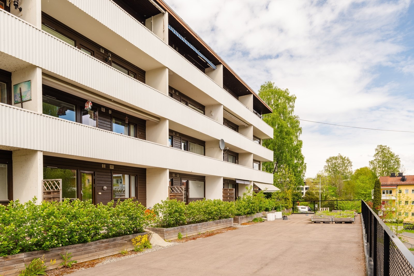 Fasade bakside, ved markterrassen. Området foran er taket på garasjen, så her er det lite gjennomgang, ingen trafikk eller særlig støy. Galleribilde