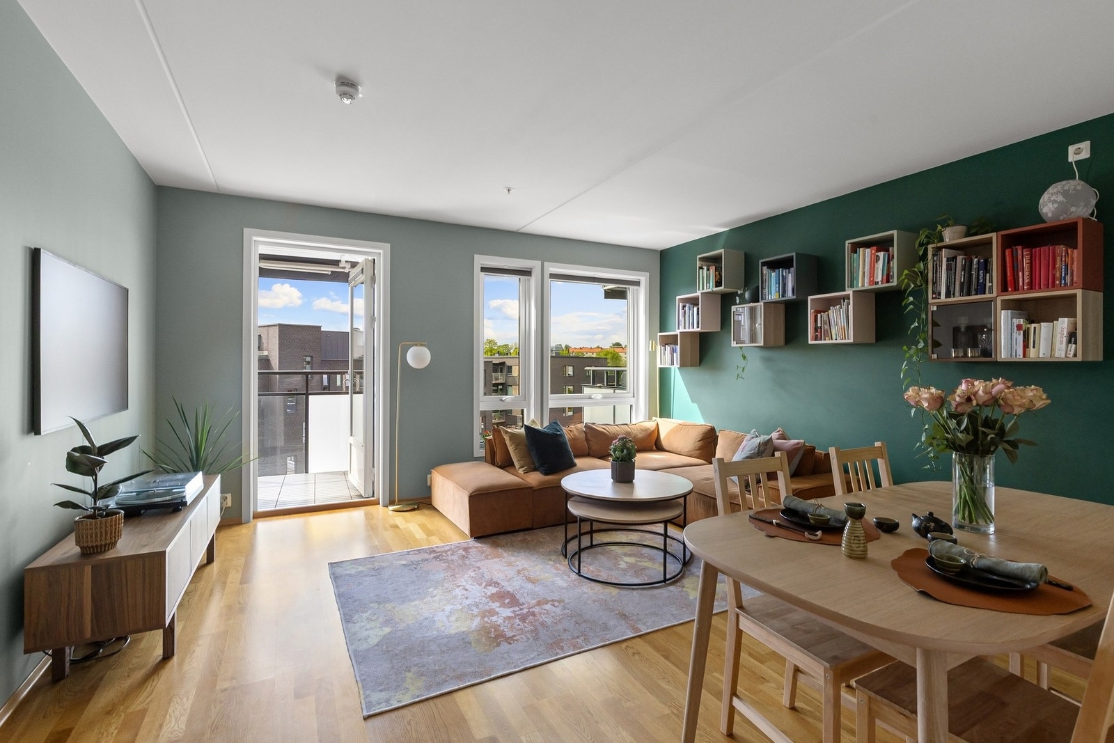 Velkommen til Hovinveien 43B - En sentral oase av en 4-roms med 2 baderom, deilig balkong med utsyn og utsikt og meget gode solforhold. Meget barnevennlig! Foto: ZOvenfra AS Galleribilde