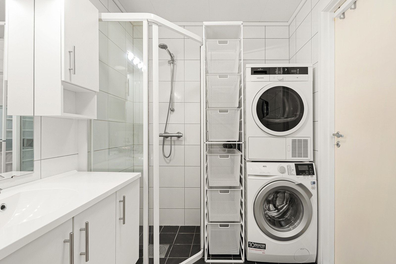 Badet er av god størrelse og har opplegg for vask/tørk. Galleribilde