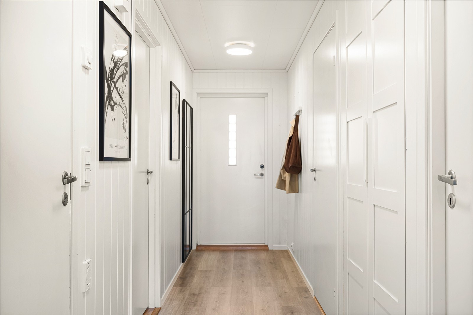 Velkommen inn. Entré/gang har adkomst 2 soverom, bad og bod. Gangen er utstyrt med en romslig garderobe for oppbevaring av yttertøy. Galleribilde