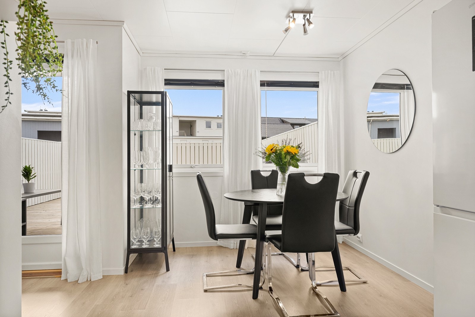 Store vindusflater sikrer rikelig med dagslys. Galleribilde
