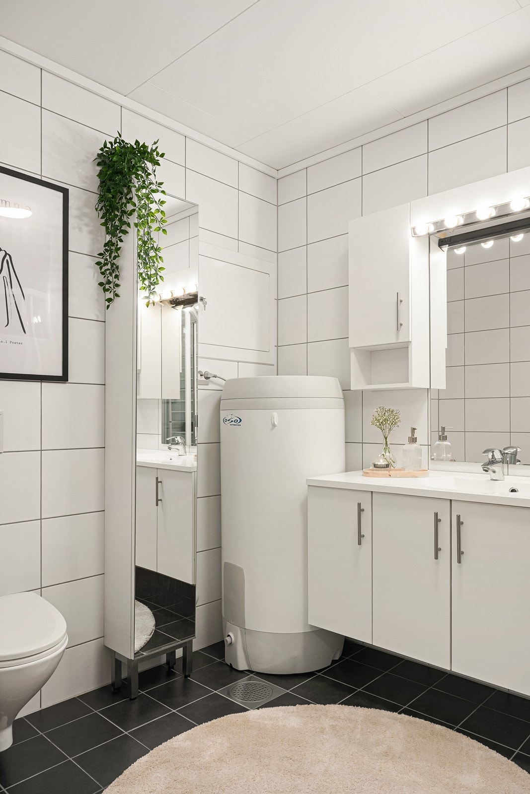 Vegghengt WC og enkel servant med overskap og underskap for oppbevaring. Galleribilde