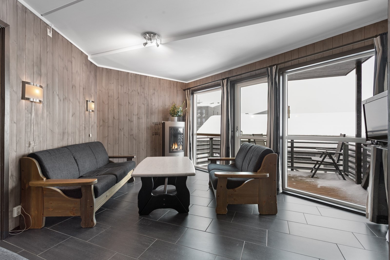 Store vindusflater og terrassedør med isolerglass slipper inn lys og gir utsyn mot omgivelsene.
Det gjøres oppmerksom på at bildene ble tatt under mindre gunstige værforhold, som følge av borettslagets regler for utleie. Galleribilde