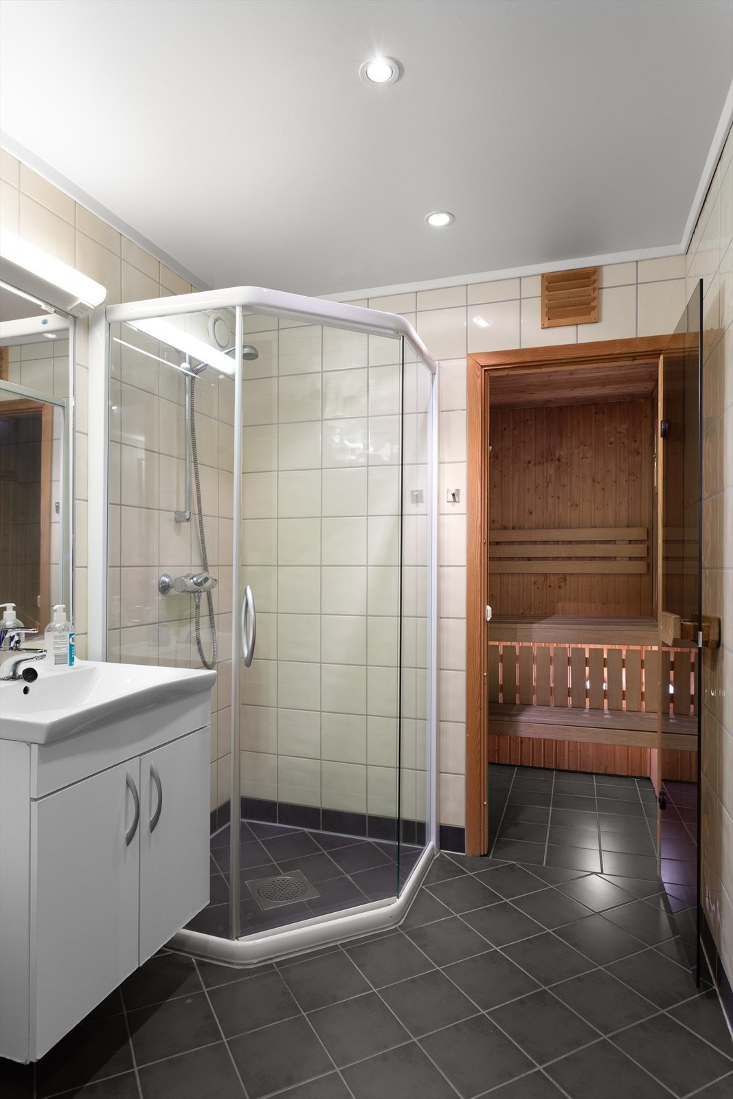 Badet har mekanisk avtrekk og innredning med nedfelt servant. Galleribilde