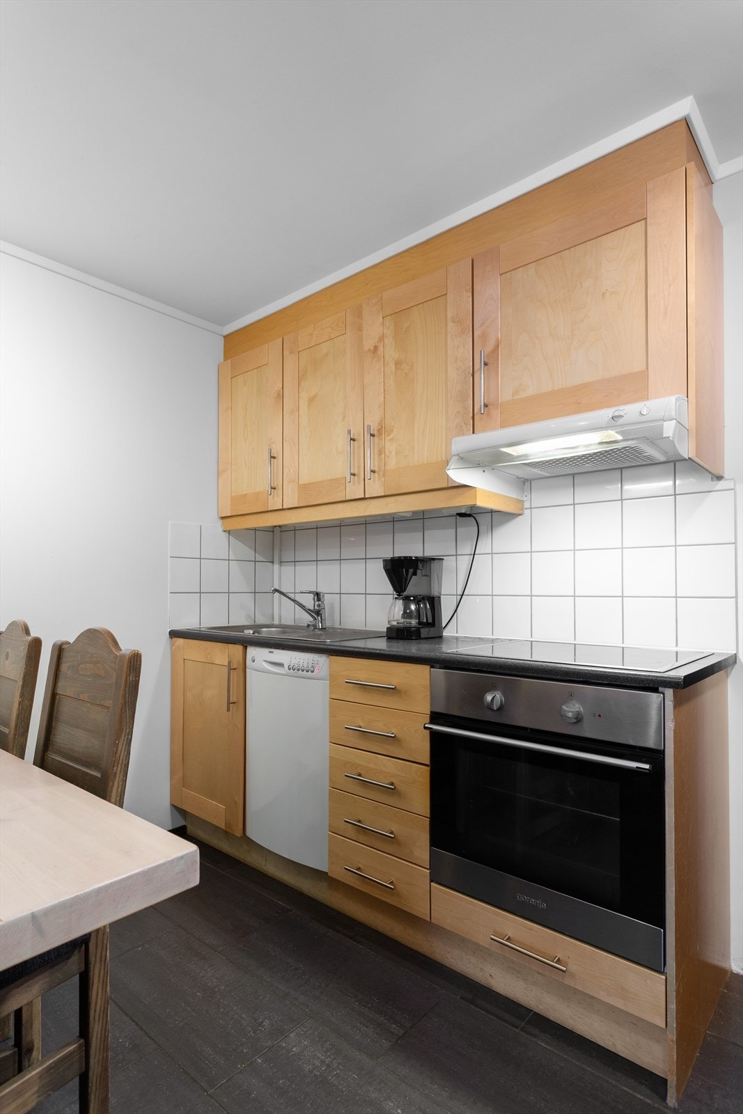 Innredningen er utstyrt med laminatbenkeplate og avtrekk koblet til boenhetens mekaniske ventilasjonsanlegg. Galleribilde