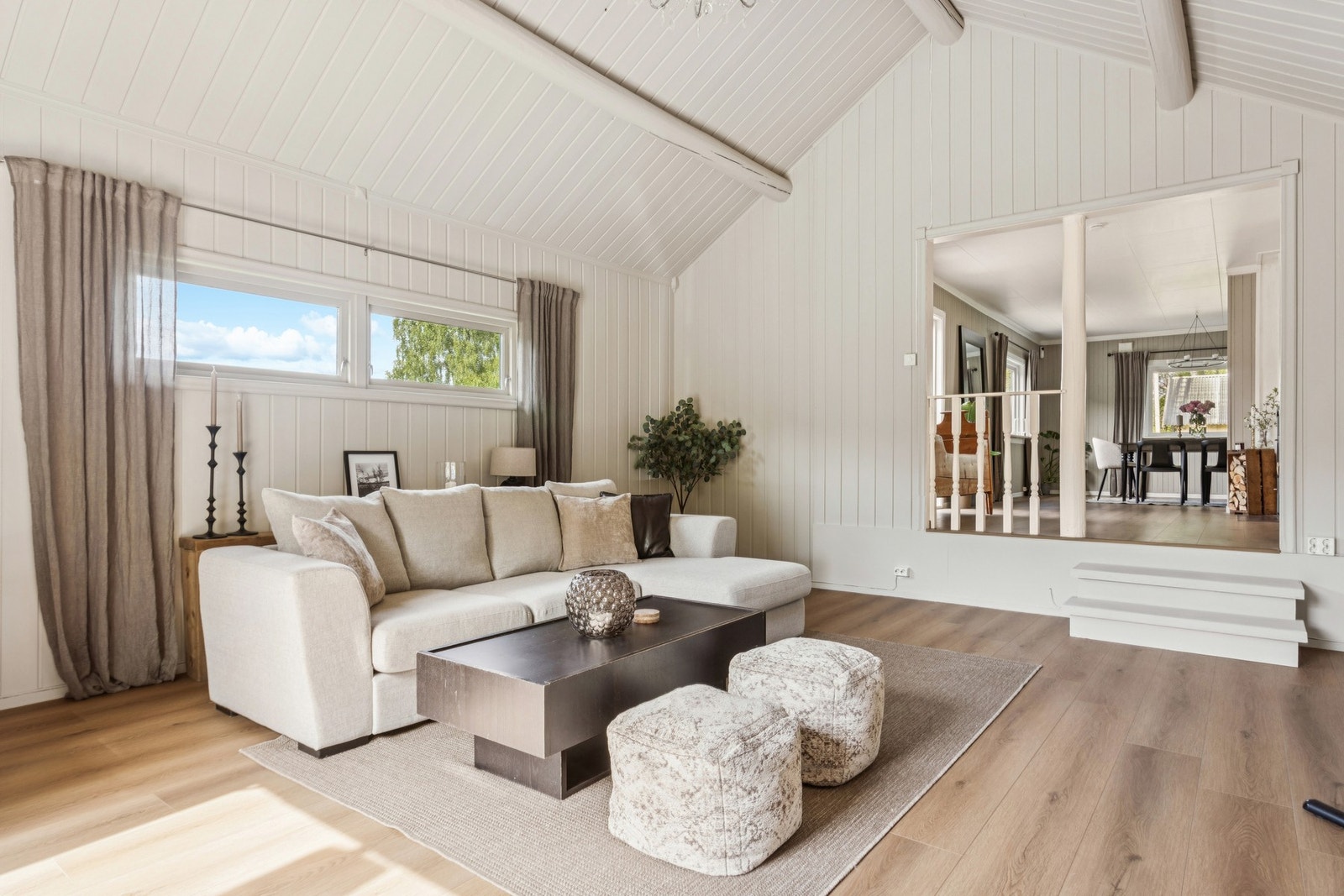 Stue med muligheter for flere sittegrupper Galleribilde