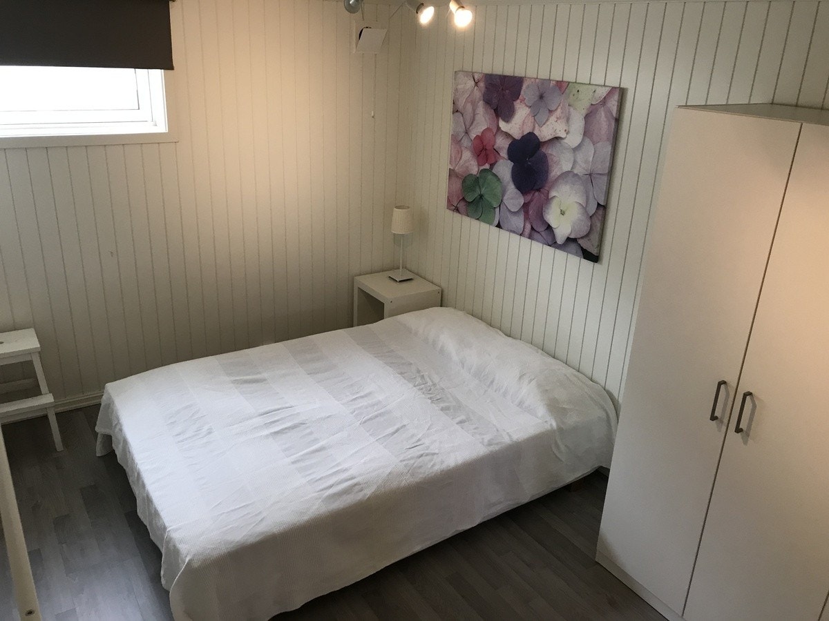 Soverom med seng, skap og kommode Galleribilde