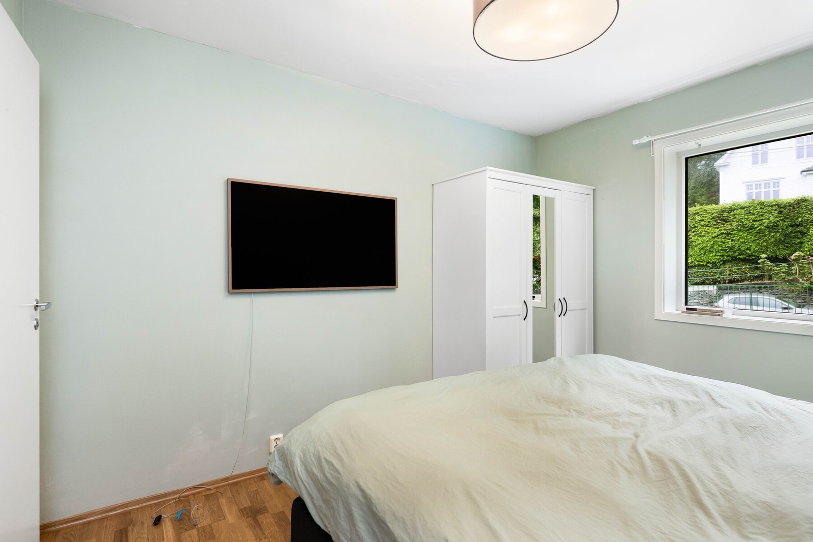 Her har du plass til dobbeltseng, nattbord og garderobe. Galleribilde