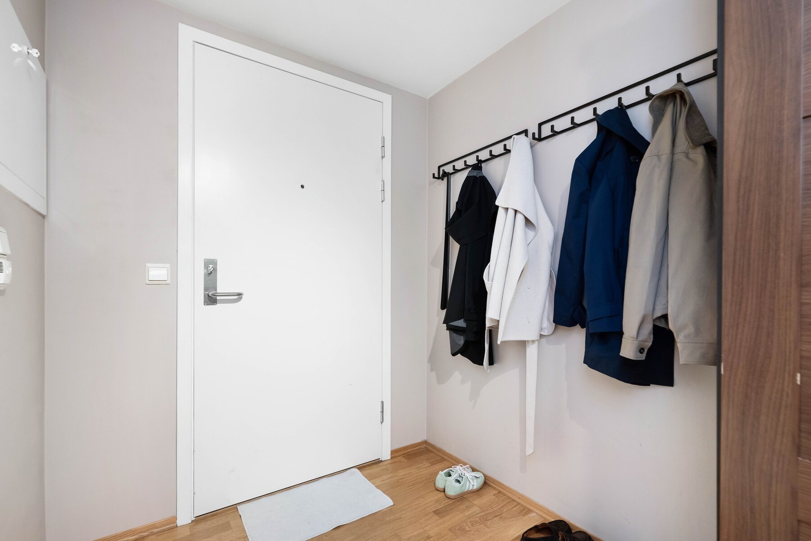 Her er det rikelig med plass for oppbevaring av yttertøy og sko. Galleribilde