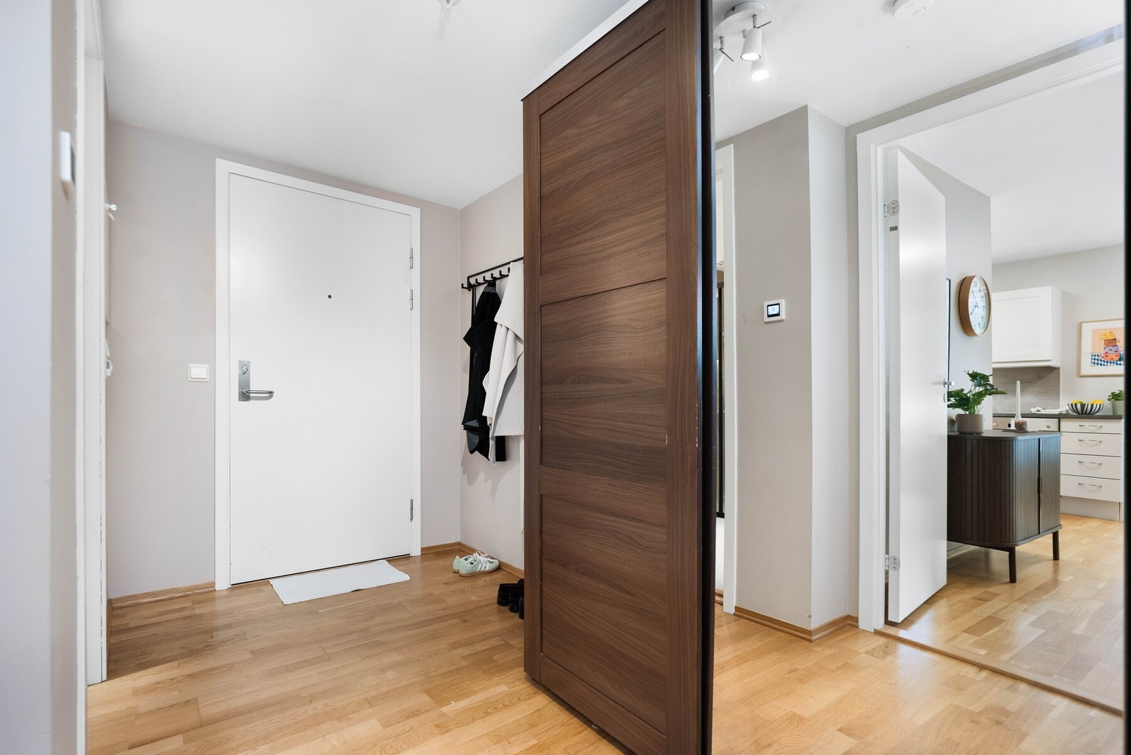 Velkommen inn! Du møtes av en romslig gang på 6 kvm. Galleribilde