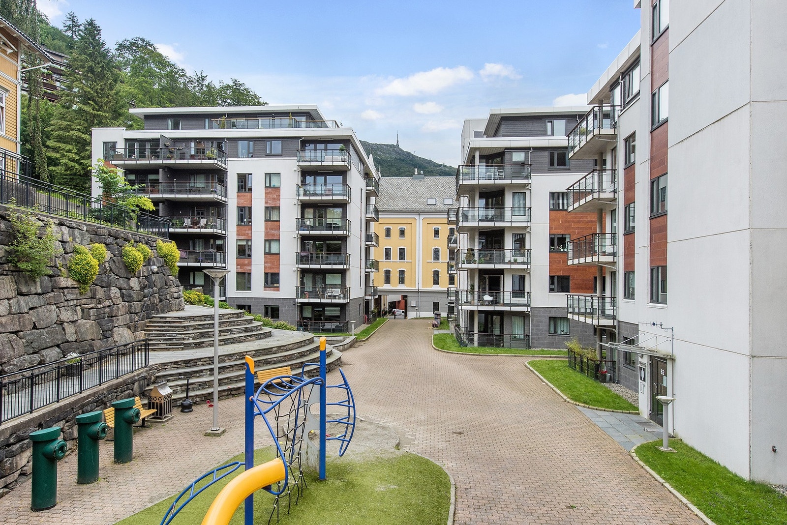 Kalfarparken er et etablert området hvor du bor i rolige omgivelser, men fremdeles en umiddelbar nærhet til sentrum! Galleribilde