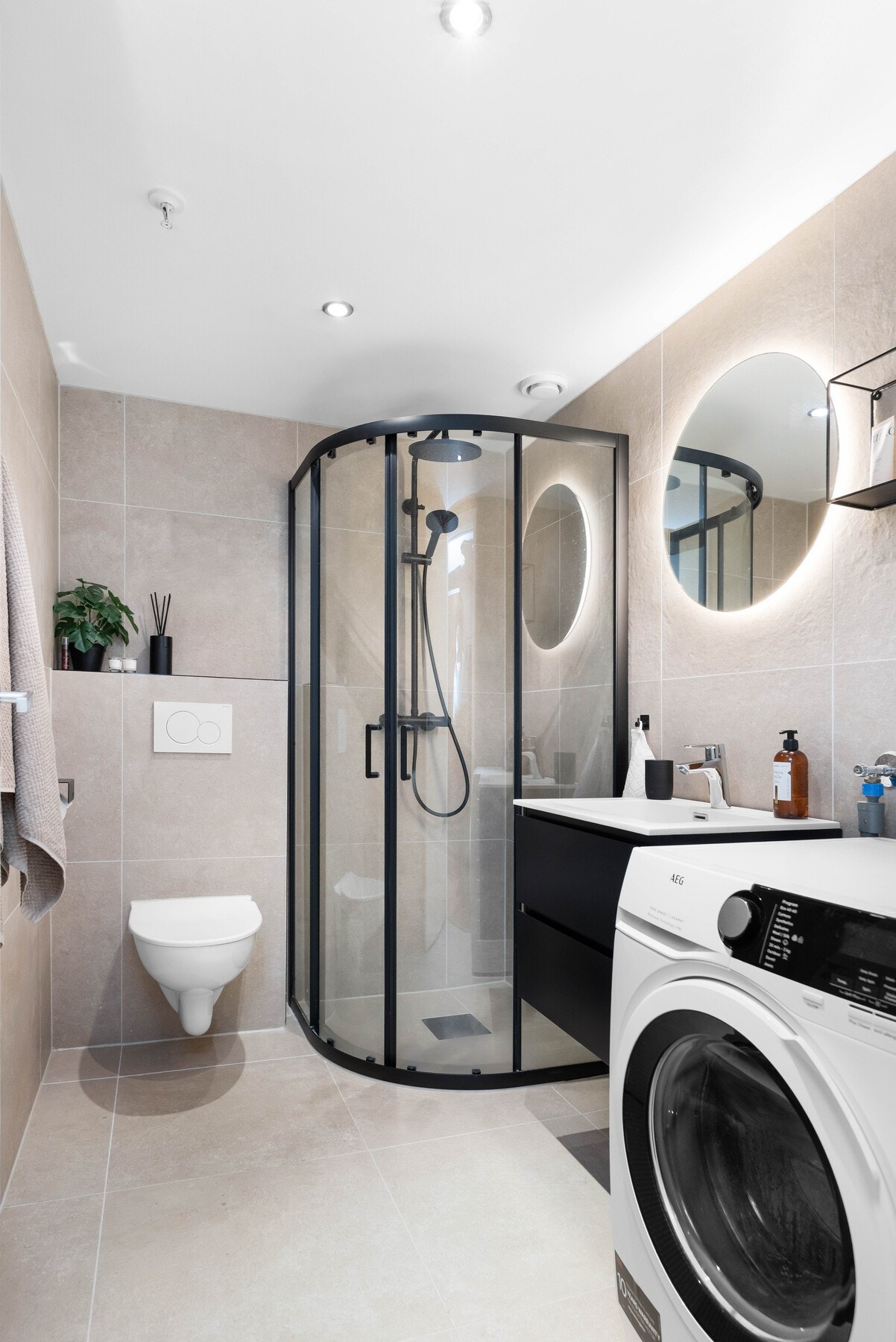 Badet måler 4,1 kvm og har flislagte vegger og gulv. Galleribilde