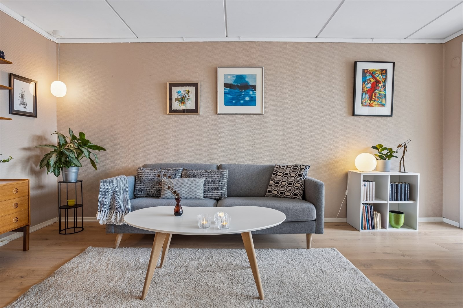 Leiligheten ligger i 9. etasje og har en stue med god plass til både sofagruppe og spisebord. Herfra er det direkte utgang til en flott luftig innglasset balkong. Galleribilde