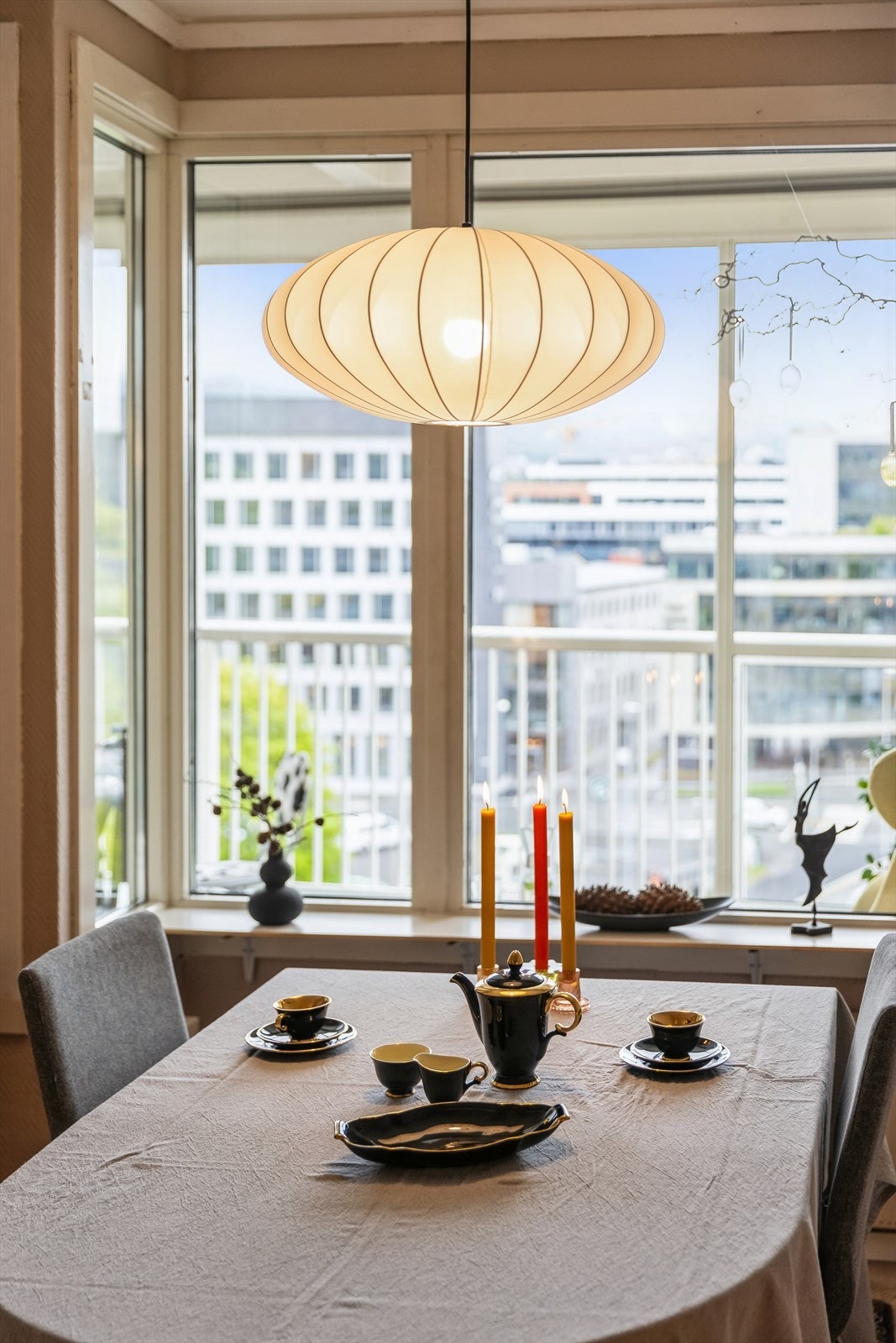 Fra spiseplassen i 9. etasje har man utsyn over bybildet. Galleribilde