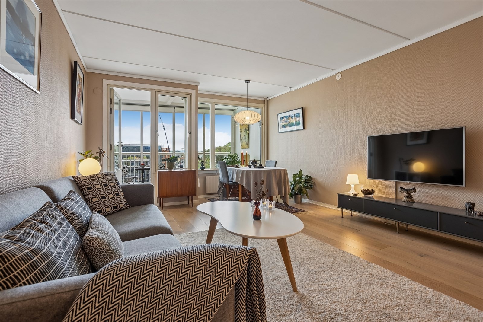 Stuen er et åpent rom med flere møbleringsmuligheter. Oppvarming via radiatorer. Galleribilde