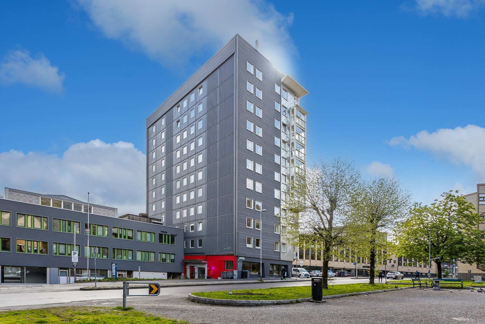 Bygget fikk en oppgradert fasade med klimaskjerm i 2010. Krohnsminde borettslag består av 198 andeler. Galleribilde