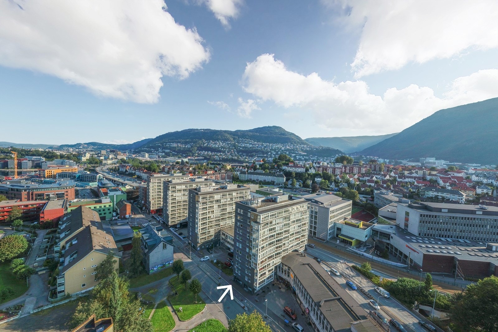 Leiligheten har en svært sentral beliggenhet på Danmarksplass, et knutepunkt i Bergen. Galleribilde