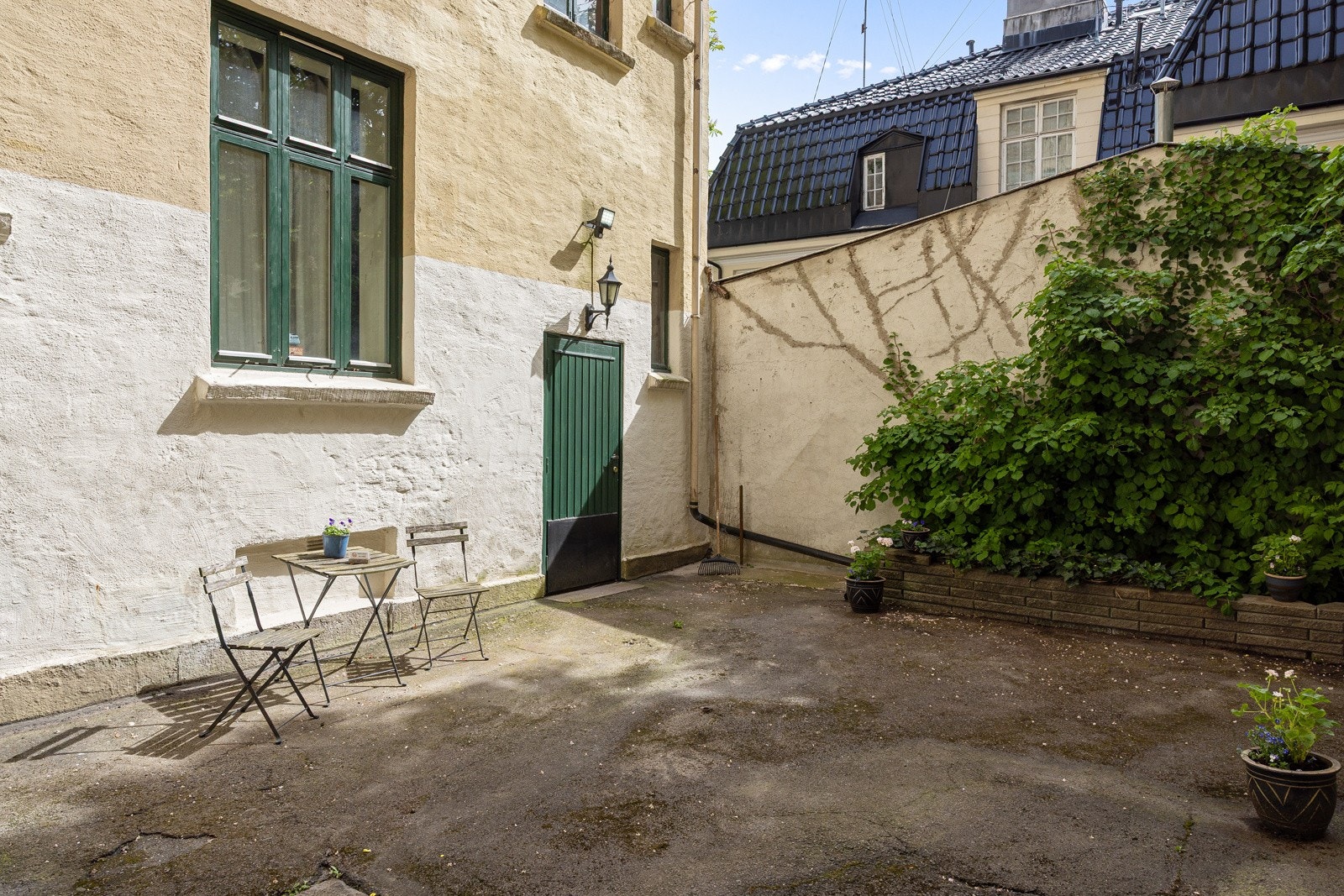 Praktisk bakgård med bl.a. sykkeparkering Galleribilde