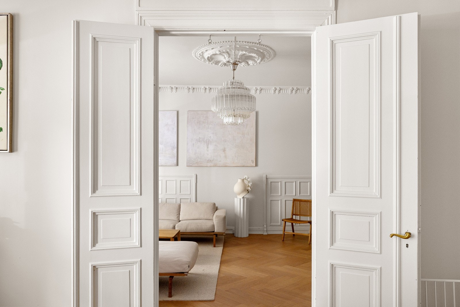 Her er klassiske detaljer som doble fløydører, god takhøyde på 3,14 meter, stukkatur og rosett pent bevart Galleribilde