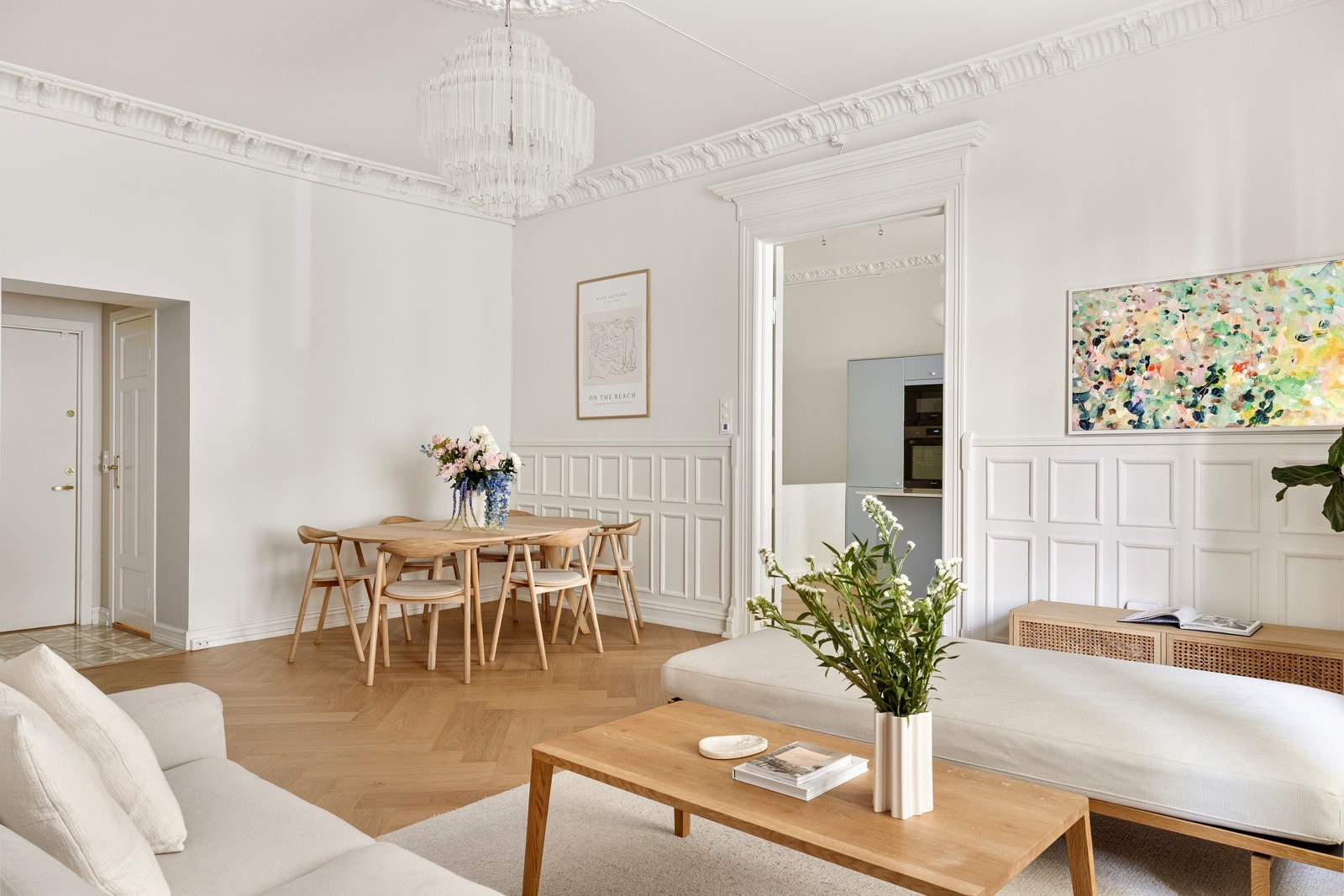 Stuen er romslig og har god plass til både sofagruppe og stort spisebord Galleribilde