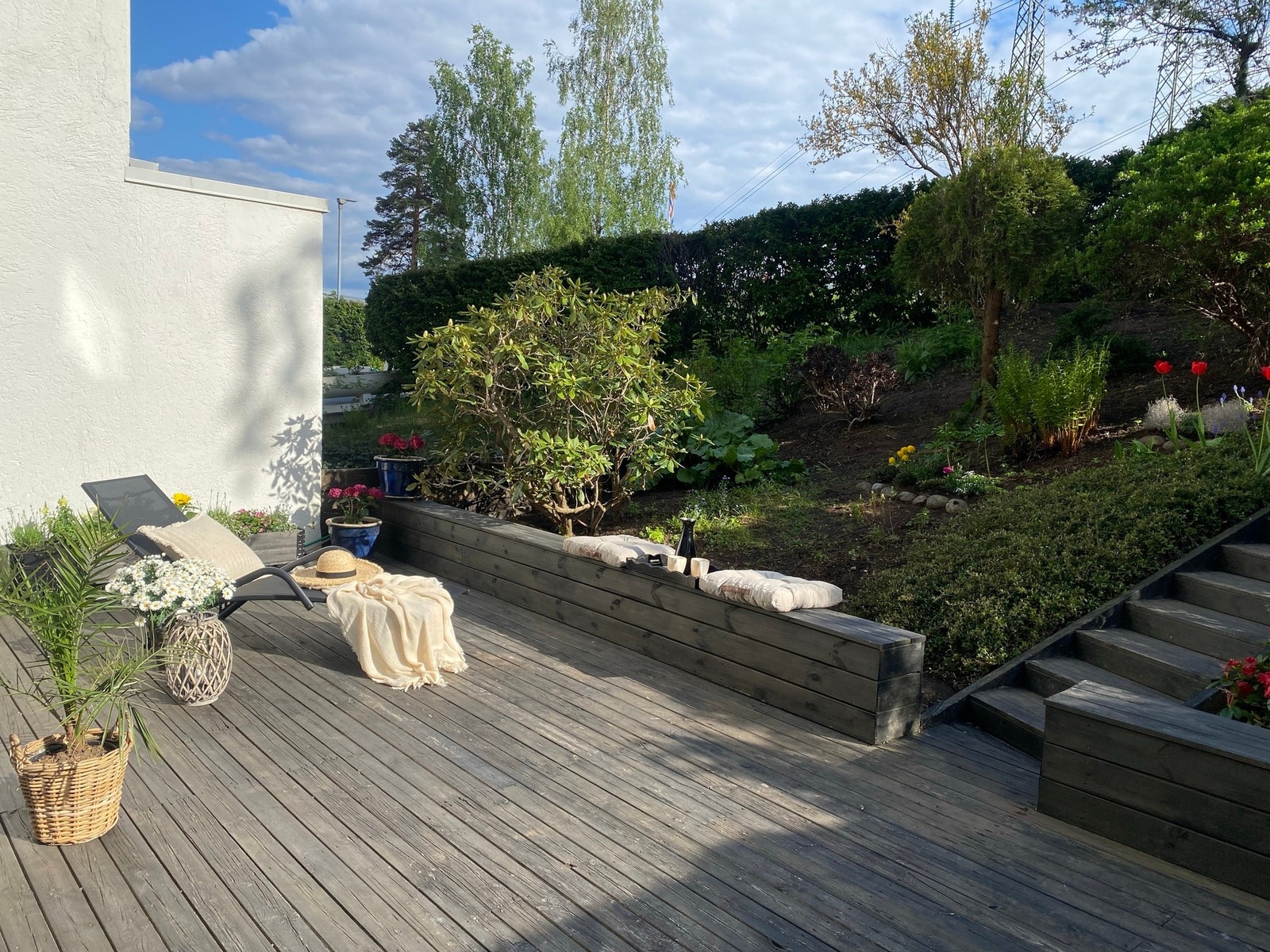 Tilbake til terrassen. Her er det masse boltreplass for store og små samt gode solforhold fra formiddagen til kvelden. Galleribilde