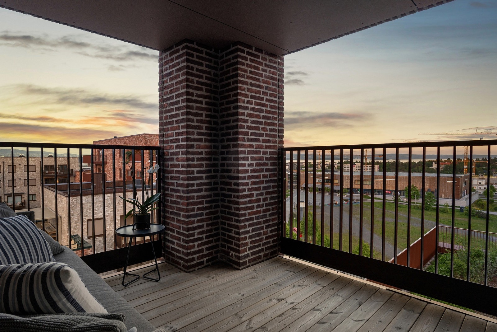 Terrasse med utgang fra bad/hovedsoverom. Her er det overbygget terrasse med utsikt til Oslofjorden og deilig morgensol Galleribilde