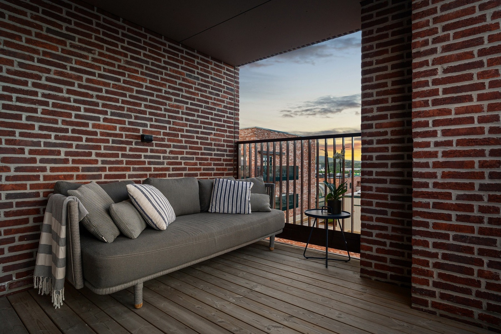 Terrasse med utgang fra bad/hovedsoverom. Her er det overbygget terrasse med utsikt til Oslofjorden og deilig morgensol Galleribilde