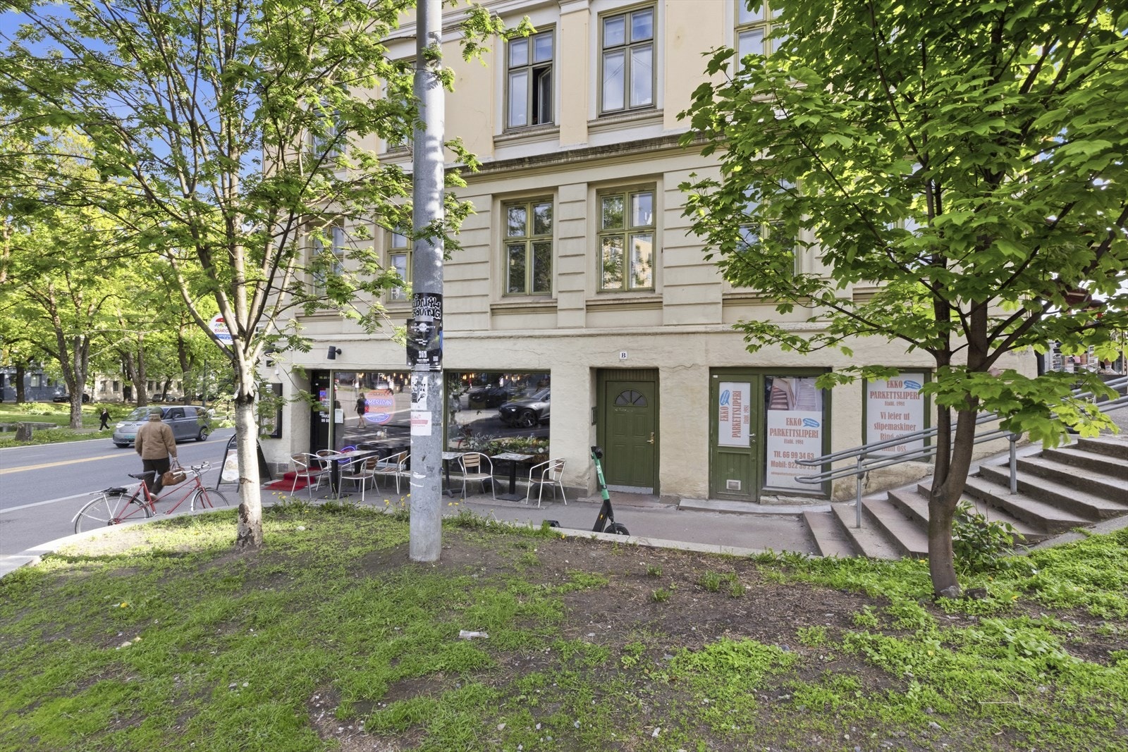 Det er flere innganger. Inngangene til Waldemar Thranes gate 65A, B og C leder alle inn til det indre gårdsrommet, der inngangsdøren er. Galleribilde