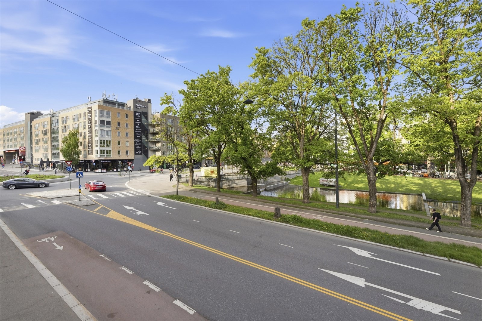 Her bor man ellers "midt i smørøyet" med gåavstand til alle byens fasiliteter og alt du måtte trenge av servicetilbud rett utenfor døren. Bør sees! Galleribilde
