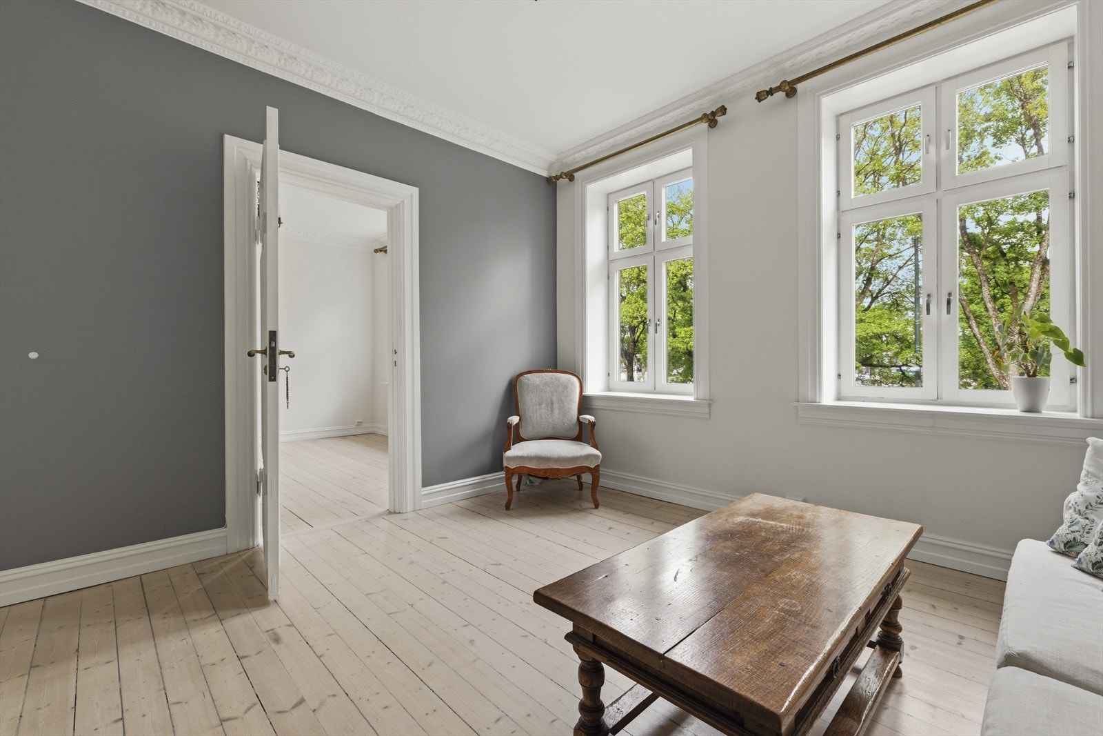 Lys og luftig stue med originalt tregulv. God plass for sofaløsning med tilhørende møblement og spisebord. Det er opplegg for bredbånd i stuen. Galleribilde