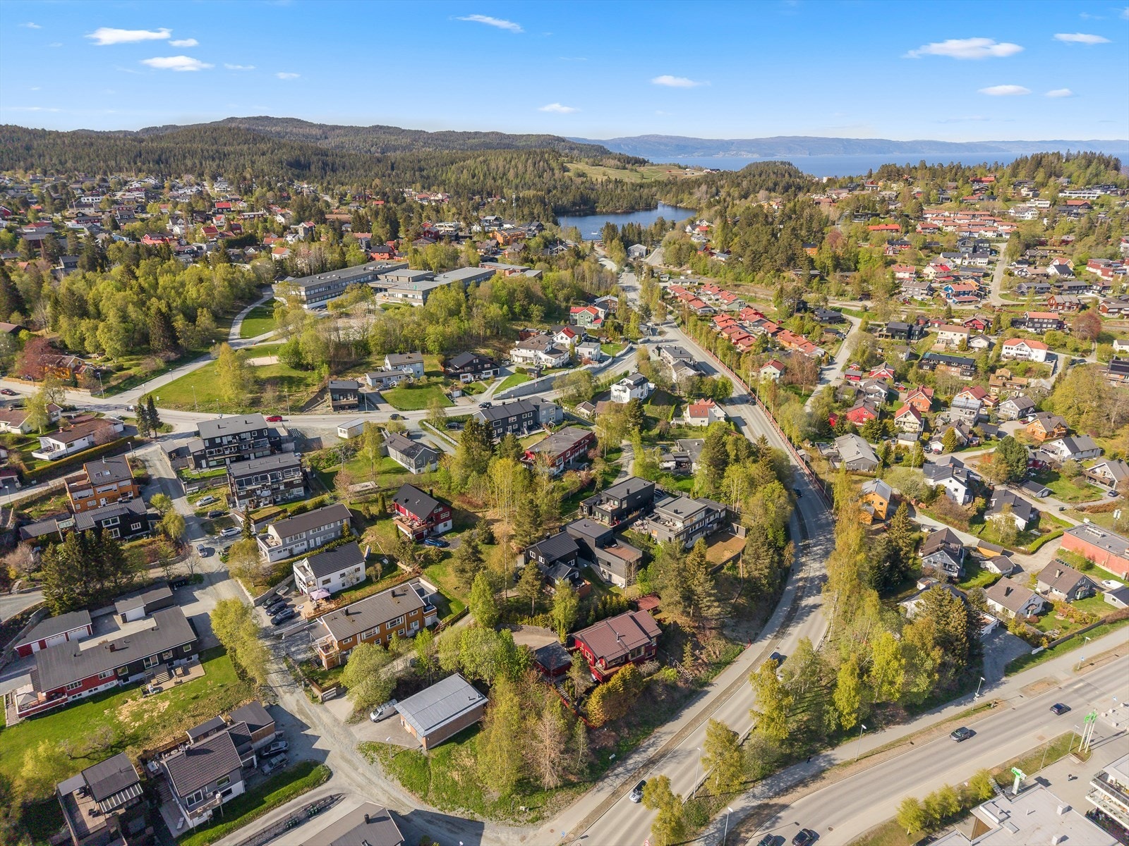 Uglahagstien 3 ligger attraktivt og familievennlig til på populære Byåsen, i et etablert boligområde mellom Ugla og Dalgård. Her bor man med kort avstand til skoler, Kyvatnet og herlige Bymarka Galleribilde