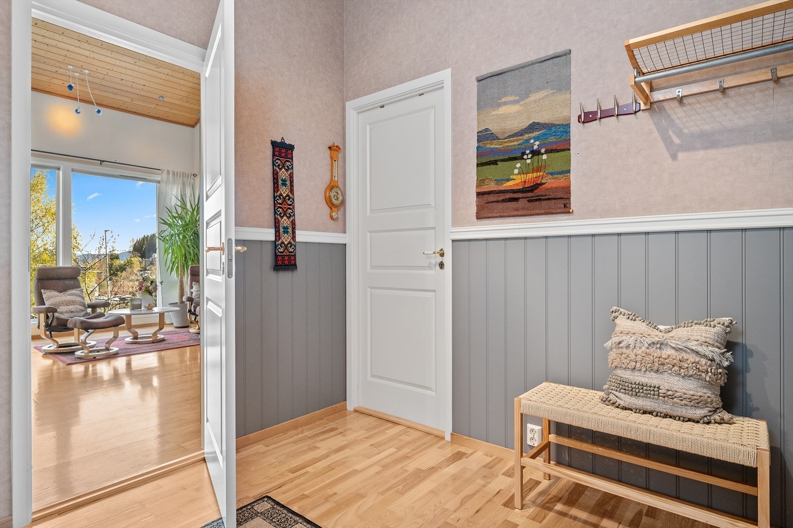 med inngang til egen walk-in garderobe som gir inngangsparti et ryddig inntrykk Galleribilde