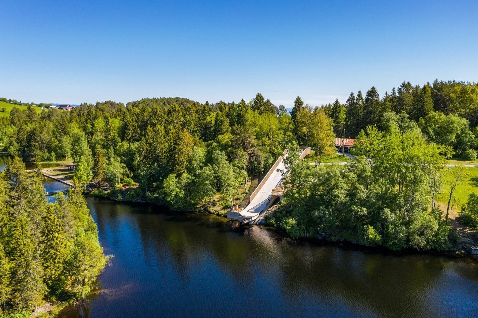 Kyvannet, et populært badevann på sommeren og med skøyteaktiviteter på vinterstid Galleribilde