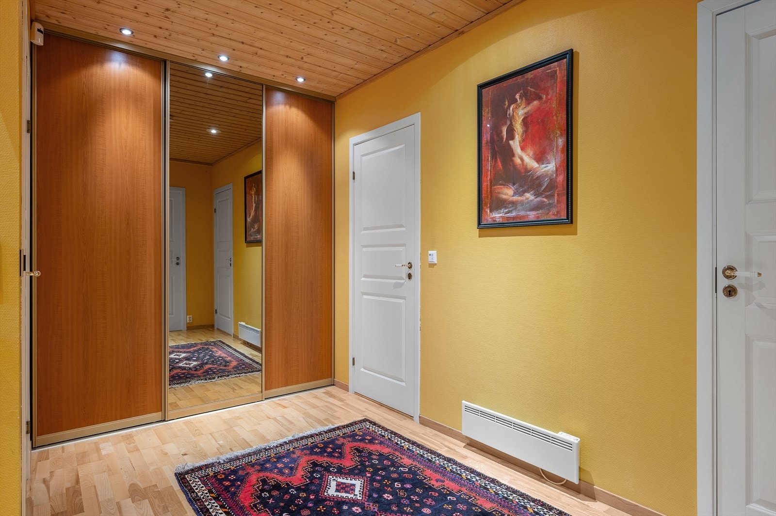 Gang i sokkeletasjen med gulvvarme og skyvedørsgarderobe Galleribilde