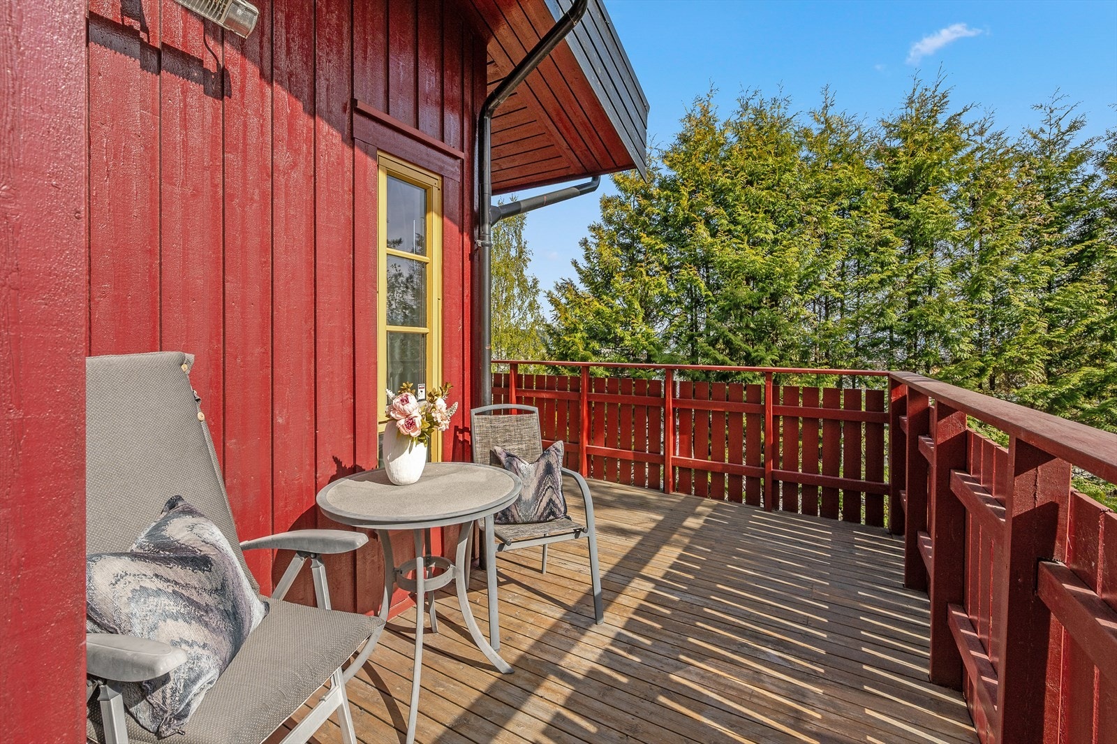 FIne uteplasser hvor sola kan nytes fra ca. 06:00 til 20:00 sommerstid Galleribilde