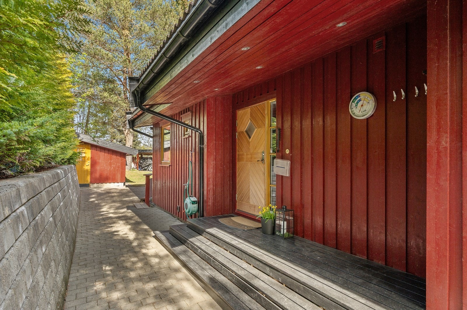 Skjermet inngangsparti med praktisk overbygg med belysning Galleribilde