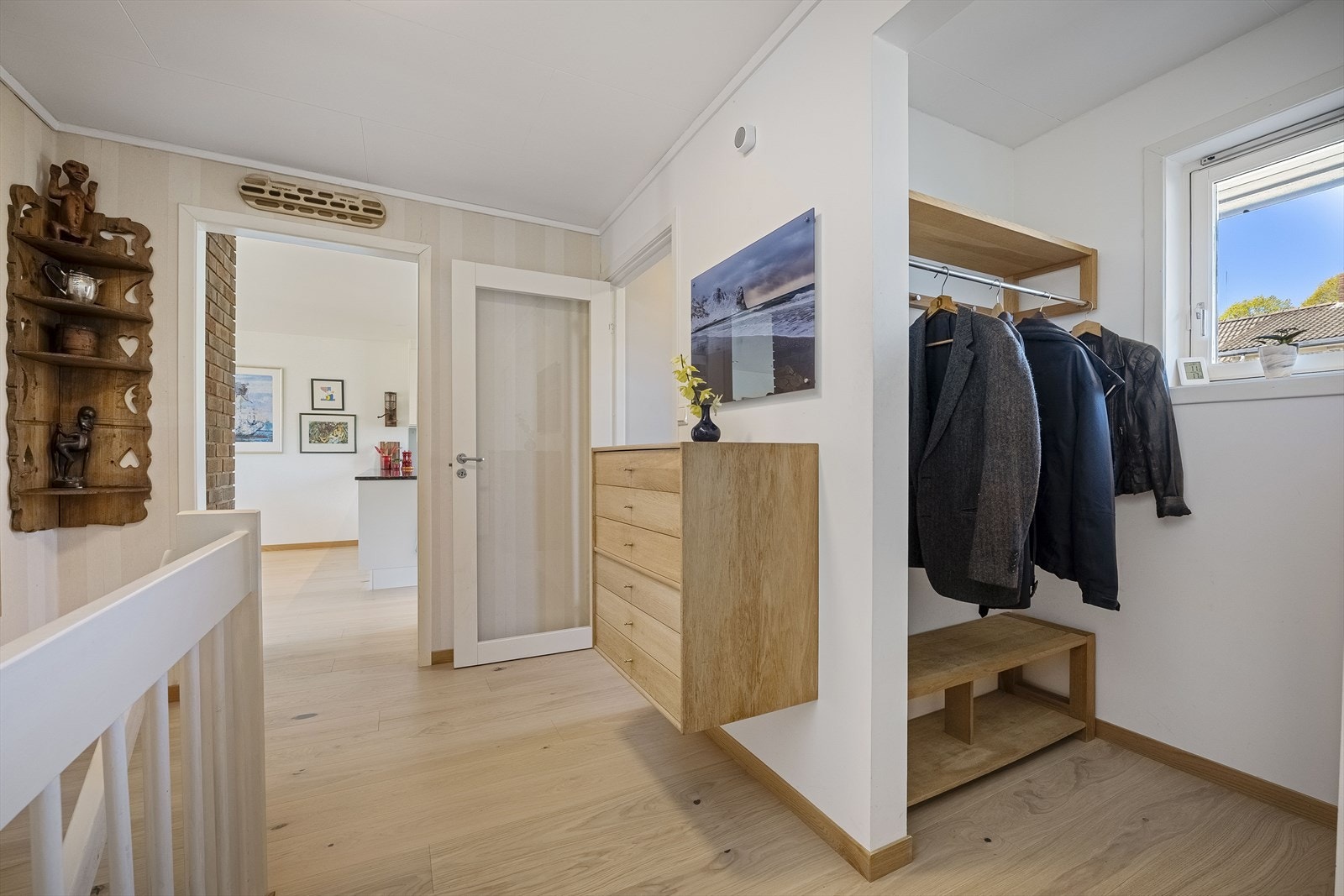 I mellomgangen er det en praktisk garderobeløsning for yttertøy. Galleribilde