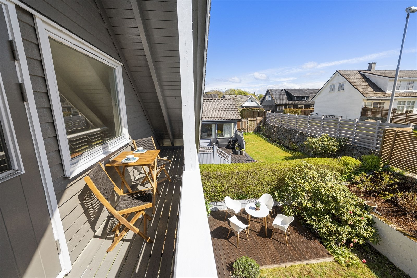 Utsikt fra balkongen over hagen og nærområdet. Galleribilde