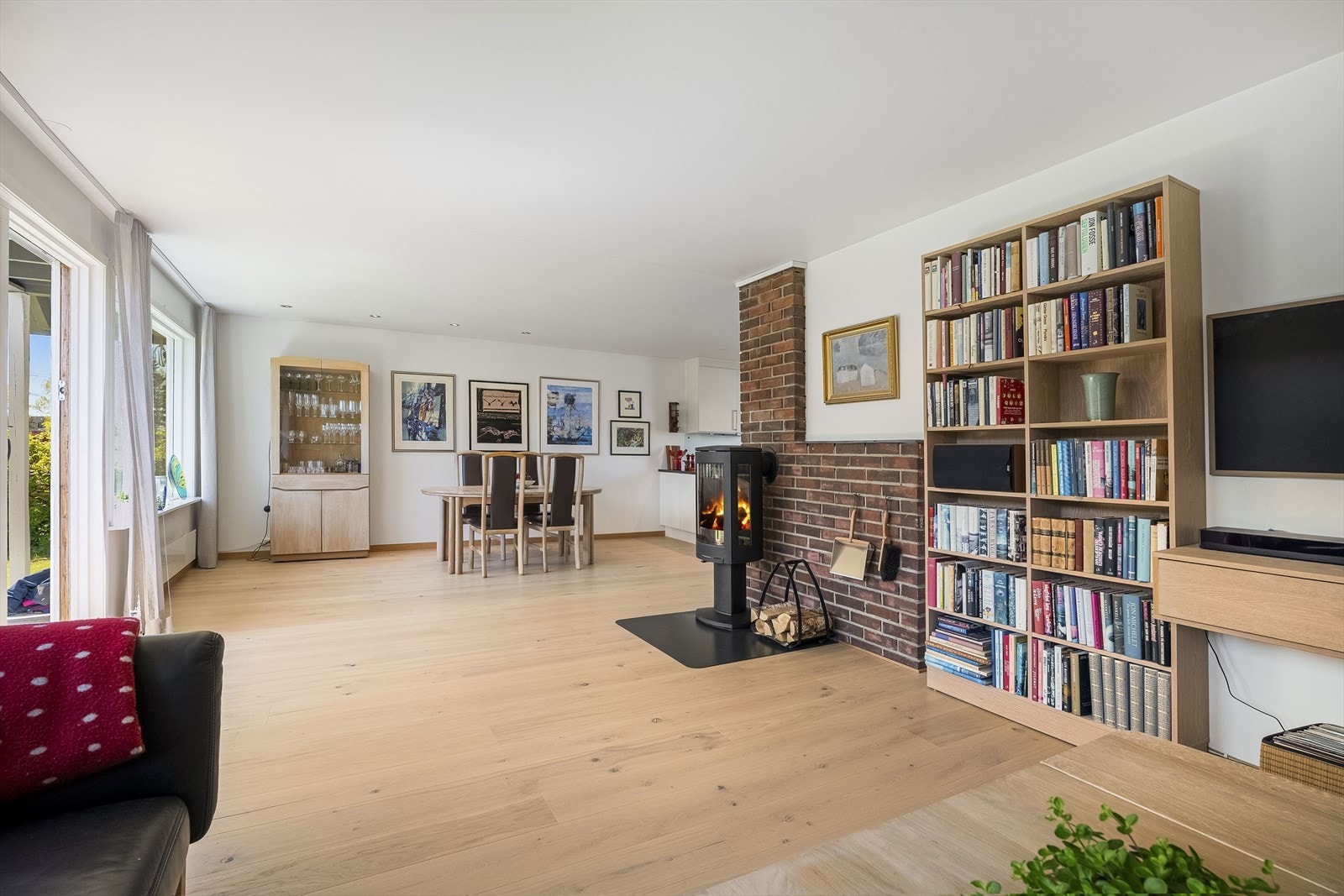 Stuen har god plass til både en romslig sofagruppe og en egen spiseplass. Galleribilde