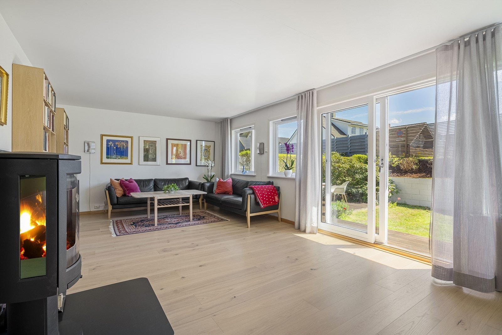 Fra stuen er det utgang til terrasse og hage via en skyvedør. Galleribilde