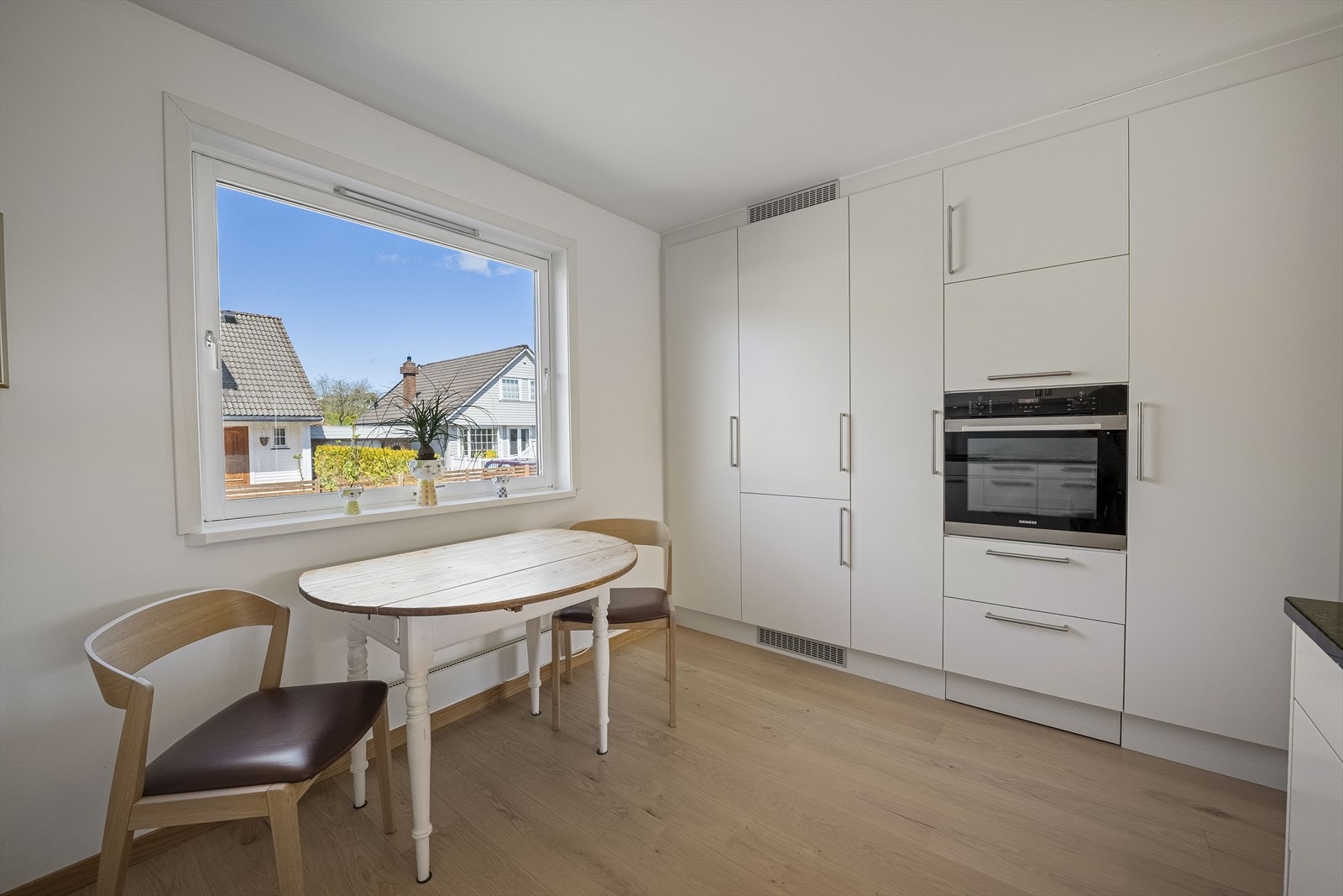 Høyskap gir ekstra oppbevaringsplass og et ryddig uttrykk. Galleribilde
