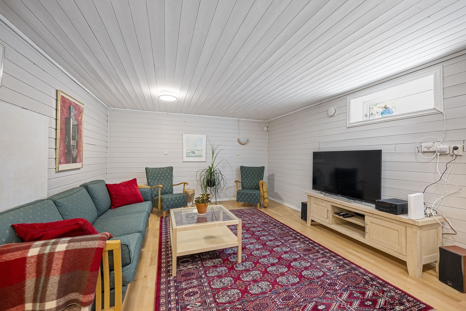 Rommet har parkett- eller laminatgulv. Galleribilde