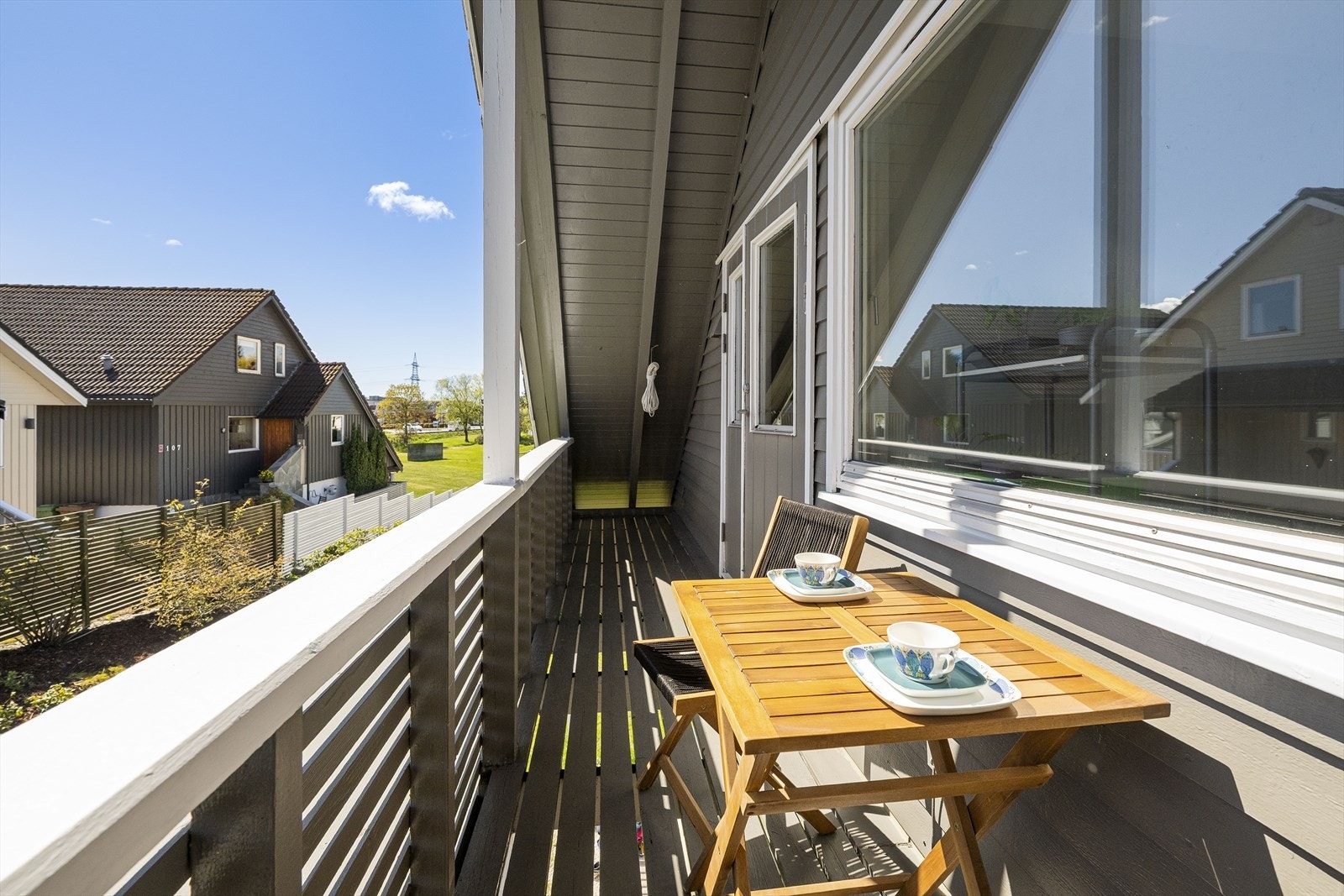 Balkongen har plass til en liten sittegruppe. Galleribilde