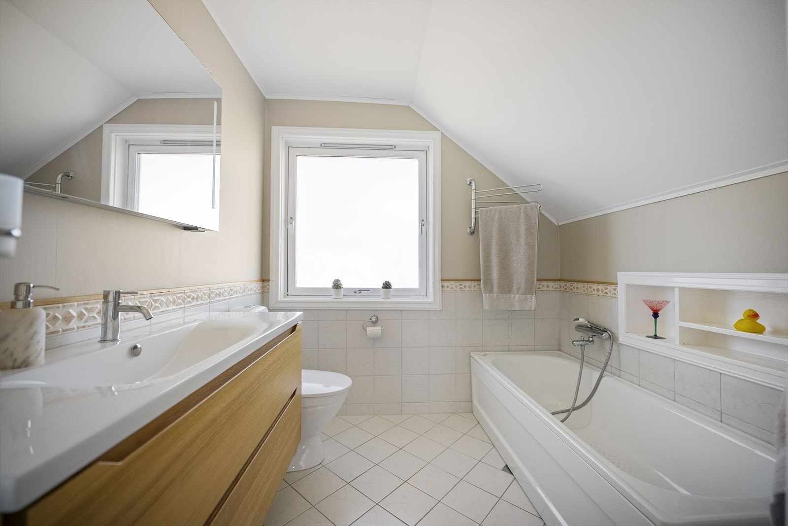Badet i andre etasje har badekar og varmekabler i gulvet. Baderomsmøbel fra 2020. Galleribilde