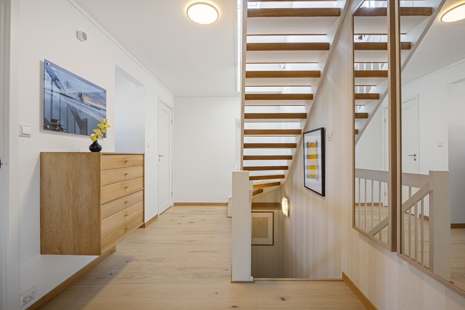 Trappen med eiketrinn binder etasjene sammen på en elegant måte. Galleribilde