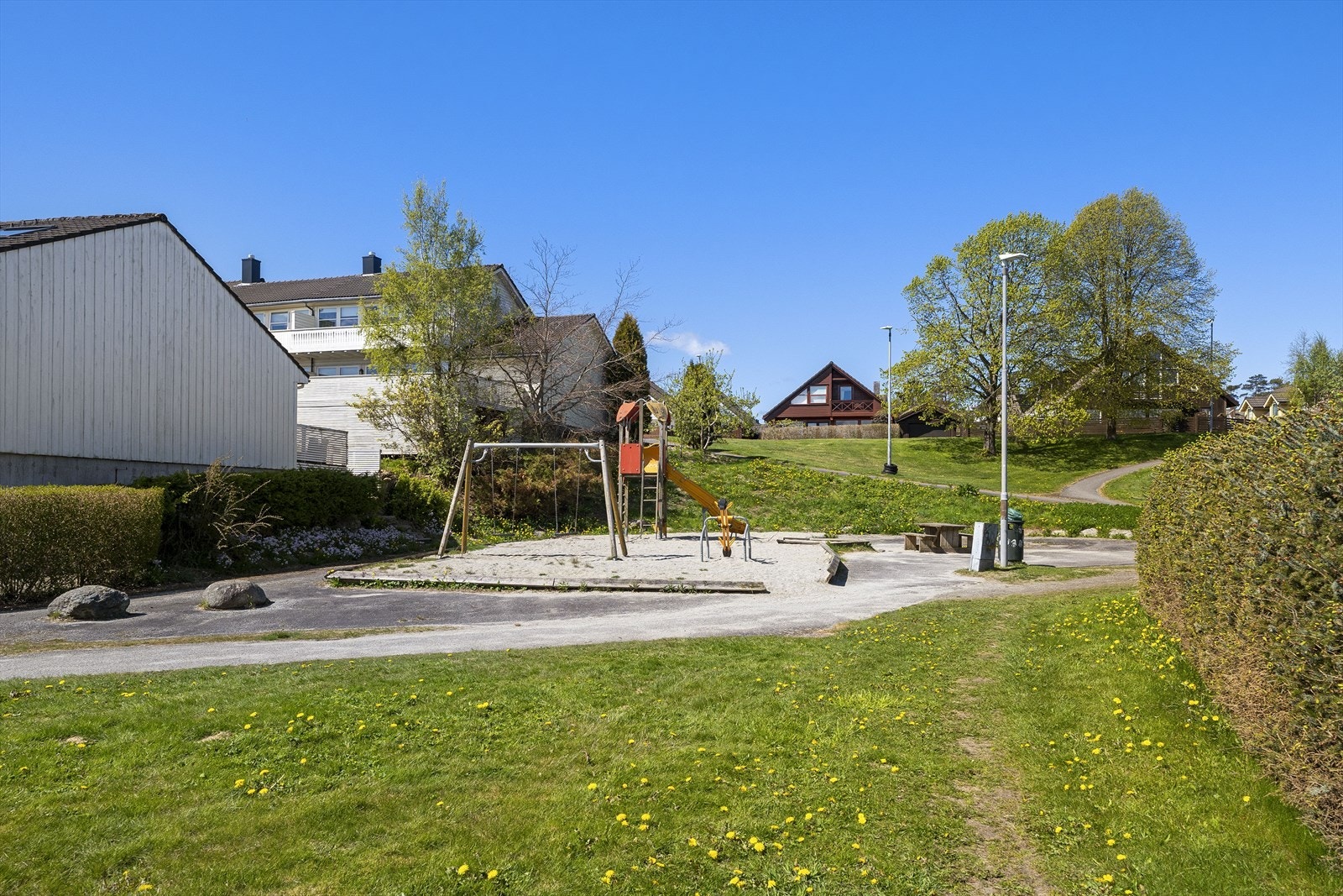 Nærområdet byr på lekeplasser og grøntområder. Byggstien balløkke ligger kun fire minutters gange unna. Galleribilde