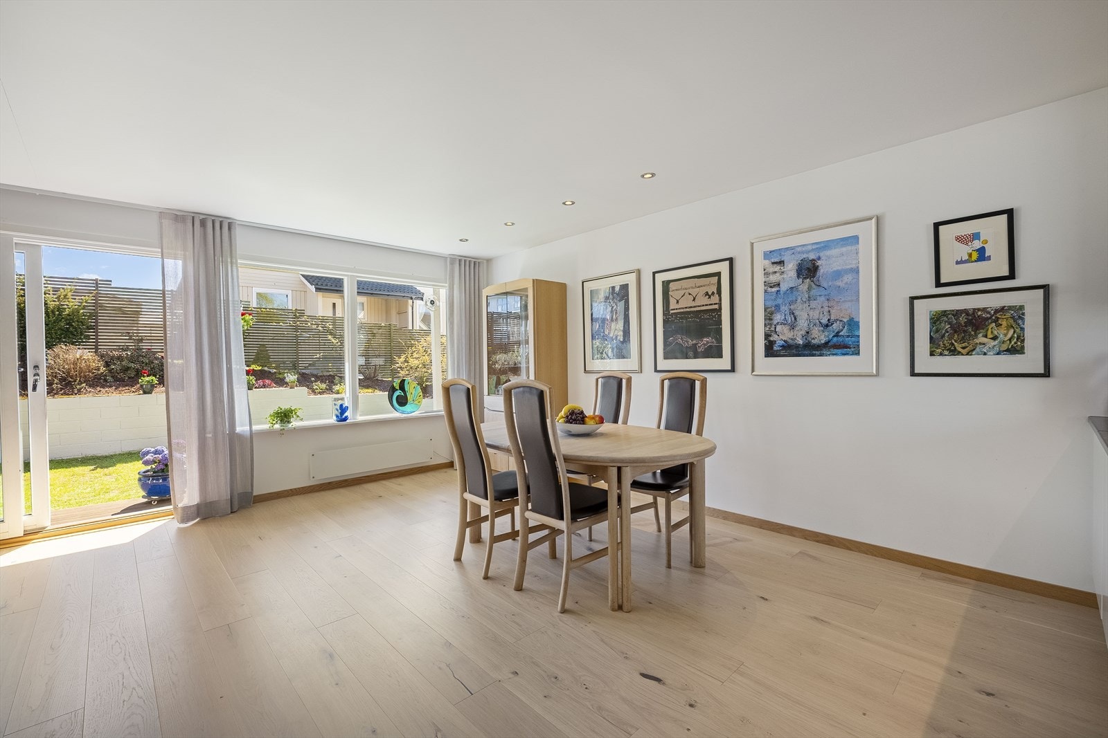Spisestuen er en naturlig del av allrommet, med god plass til gjester. Galleribilde