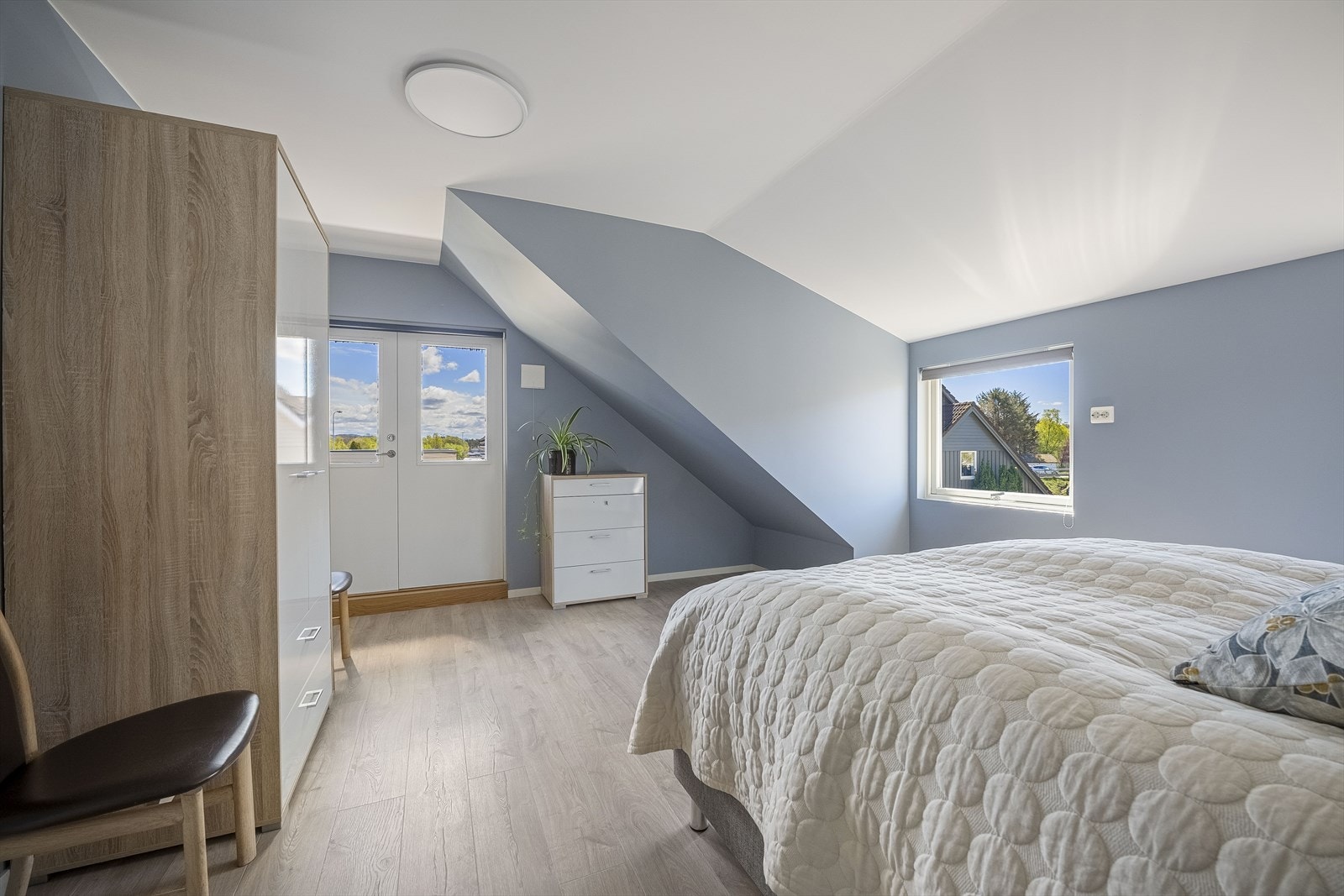 Fra dette soverommet er det direkte utgang til en balkong på ca. 6 m². Galleribilde